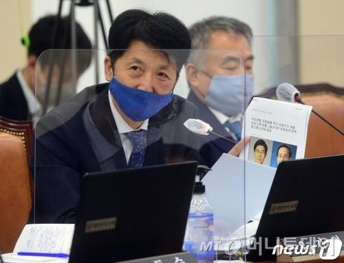 (서울=뉴스1) 박세연 기자 = 오기형 더불어민주당 의원이 23일 서울 여의도 국회에서 열린 정무위원회의 금융감독원, 금융위원회 등에 대한 종합감사에서 질의를 하고 있다. 2020.10.23/뉴스1