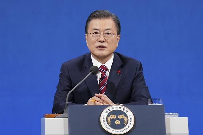 문재인 대통령이 18일 오전 청와대 춘추관에서 신년 기자회견을 하고 있다. /사진제공=뉴스1