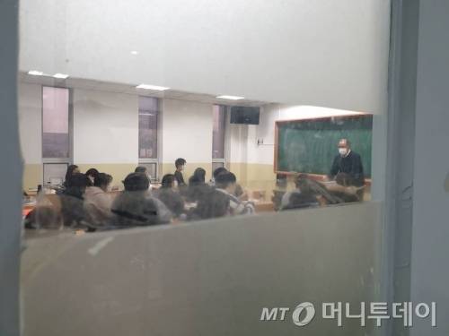 18일 서울 강남구 대치동 강남종로학원에서 2020 재수선행반 수업이 진행되고 있다. 코로나19(COVID-19) 상황으로 8㎡(약 2.4평)당 1명으로 인원을 제한해 운영한다. /사진=강주헌 기자