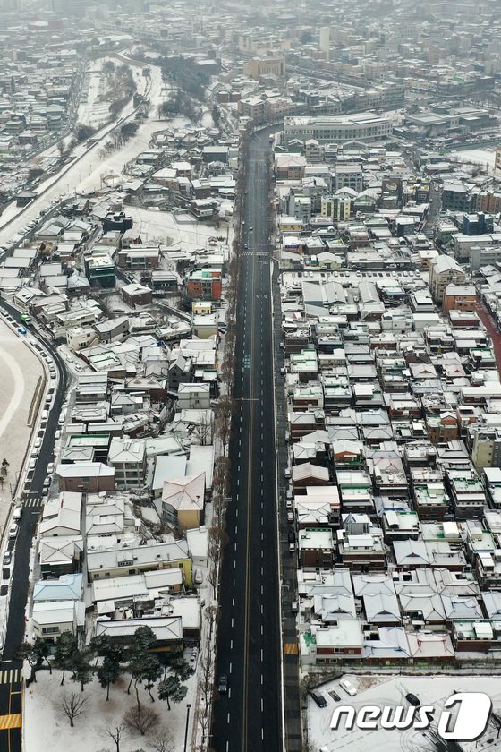 새벽 사이 눈이 내린 18일 오전 경기도 수원시내 도로가 제설이 완료돼 원활한 흐름을 보이고 있다. / 사진=뉴스1