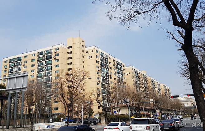 부동산정보업체 직방이 2020년 아파트 거래사례를 분석한 결과, 서울 강남구 압구정동은 평균거래가액이 30억원에 근접해 전국 1위를 기록했다. 사진은 압구정 현대아파트 단지.[헤럴드경제DB]