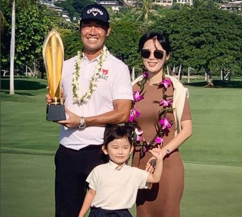 케빈 나가 소니오픈 우승후 트로피를 들고 가족과 함께 포즈를 취했다. [사진=PGA투어]