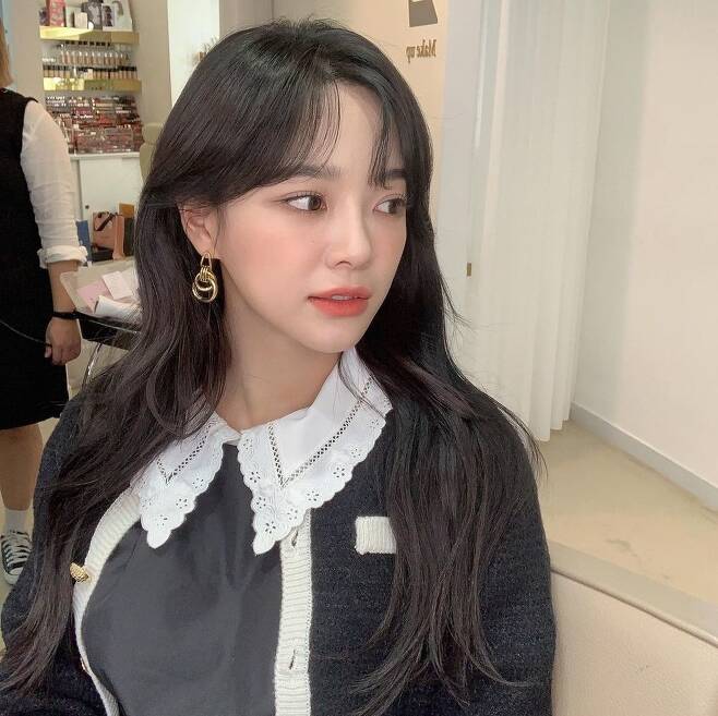 Singer and Actor Kim Se-jeong, a group from Gugudan, expressed regrets ahead of the last episode of OCN Saturday Dramas Wonderful Rumors.Kim Se-jeong posted a photo on January 17th with an article entitled The next time you give it ....Kim Se-jeong in the public photo looked at the camera with a look full of regret.The netizen also expressed his regrets and desires for Season 2 such as The next week is the last ... Wonderful rumor and now look at it.Kim Se-jeong said, Now I know you are surprised, but believe me and follow me. It is not like that!# Wonderful rumor and reassured viewers.On the other hand, OCN said, We have got off under mutual consultation because we have different opinions about the second half of the series with the artist.The writer, who is a wonder rumor, got off after writing the play from the first to the 12th, and the 13th script broadcast on January 16 was written by director Yoo Sun-dong.The script will be written by Kim Sae-bom.