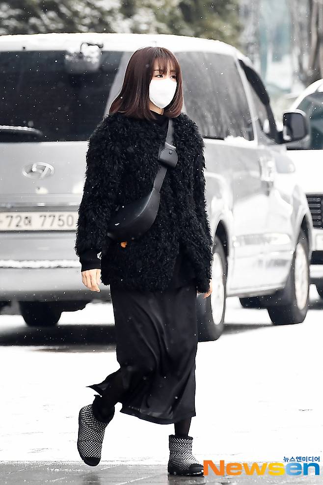 Actor Park Ha-sun is entering the broadcasting station to attend the SBS Power FM Cinetown of Park Ha-sun radio schedule held at SBS Mok-dong, Yangcheon-gu, Seoul on the afternoon of January 18th.