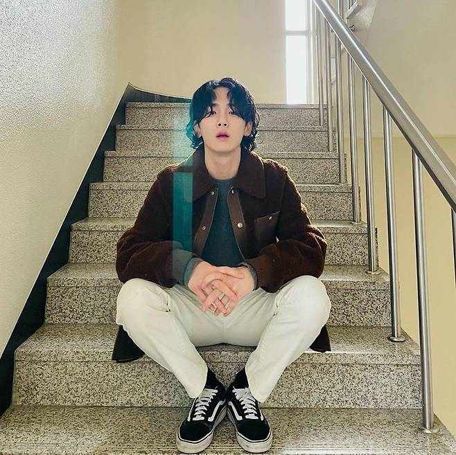 Group SHINee member null has revealed the latest.Null posted a picture on his SNS on January 18 with an article entitled The company staircase is a photo restaurant.The null in the photo reveals the look of Dely, which is contrary to the chic look, and focuses attention.Null sat on the stairs and showed various poses like models and showed a unique presence.Null released its regular 1st album, I Wanna Be, on March 4, 2019.
