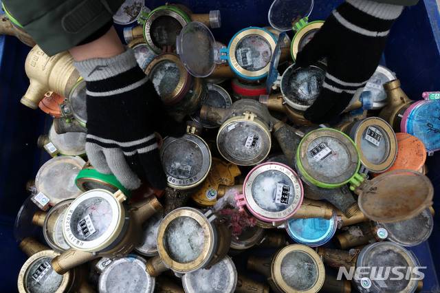 [서울=뉴시스]홍효식 기자 = 영하권 강추위가 이어지는 11일 오전 서울 서대문구 서부수도사업소에서 직원이 동파된 수도계량기를 정리하고 있다. 2021.01.11. yesphoto@newsis.com