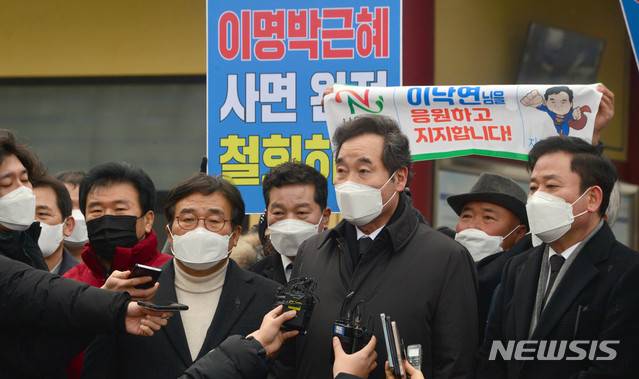 [광주=뉴시스] 변재훈 기자 = 이낙연 더불어민주당 대표가 18일 오후 광주 북구 운정동 국립 5·18민주묘지에서 오월영령을 참배한 뒤 취재진 질문에 답하고 있다. 2021.01.18. wisdom21@newsis.com