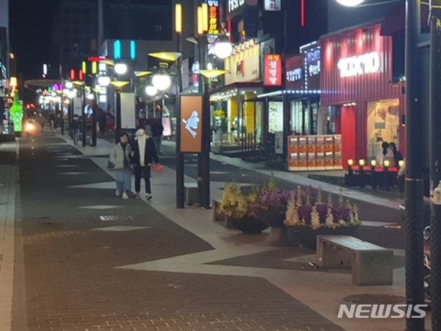 [제주=뉴시스]지난 23일 오후 제주시 연동 누웨마루거리에 시민들의 발길이 끊겨 썰렁한 모습을 보이고 있다.