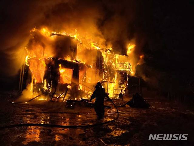 [평창=뉴시스]김유나 기자 = 평창소방서 119 대원들이 25일 오전 1시 23분께 강원 평창군 봉평면 펜션에서 난 불을 진화하고 있다. 2020.12.25. (사진=강원도소방본부 제공) photo@newsis.com