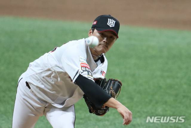 [서울=뉴시스] 조수정 기자 = 9일 오후 서울 구로구 고척스카이돔에서 열리는 '2020 신한은행 SOL KBO 포스트시즌‘ 플레이오프 1차전 두산베어스 대 kt위즈의 경기, 7회초 kt 교체투수 주권이 역투하고 있다. 2020.11.09.  chocrystal@newsis.com