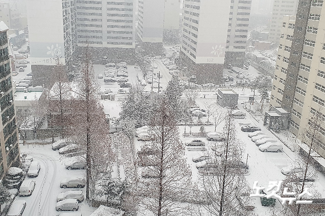 18일 오전 전북 전주시 덕진구 반월동의 한 아파트 주차장. 눈발이 거세게 내리고 있다. 송승민 기자