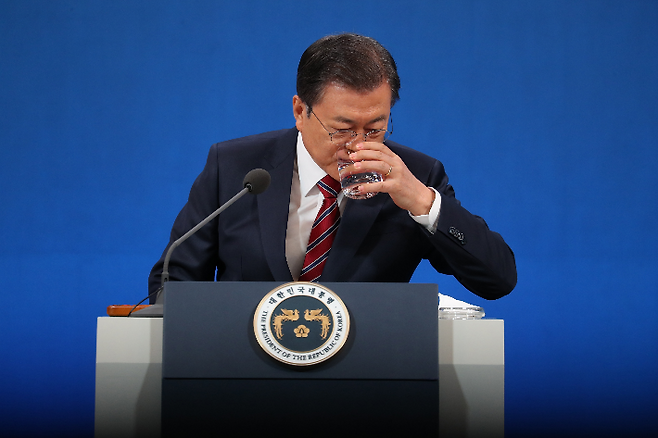 문재인 대통령이 18일 청와대 춘추관에서 열린 신년 기자회견에 참석해 기자들의 질문 답변 도중 물을 마시고 있다. 연합뉴스