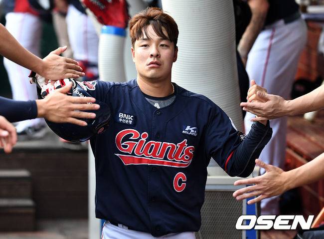 [OSEN=대전, 최규한 기자] 8일 대전 한화생명이글스파크에서 ‘2020 신한은행 SOL KBO리그’ 한화 이글스와 롯데 자이언츠의 경기가 열렸다.2회초 2사 2루 상황 롯데 정훈의 내야 안타 때 상대 실책을 틈타 득점에 성공한 롯데 민병헌이 더그아웃 동료들과 인사를 나누고 있다. / dreamer@osen.co.kr