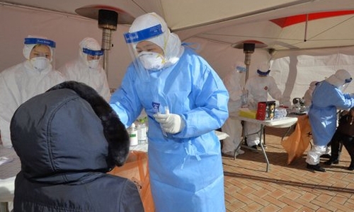 경북 포항시가 시청 광장에 임시 신종 코로나 바이러스 감염증(코로나19)선별진료소를 설치해 전수검사를 실시하고 있다. 뉴스1