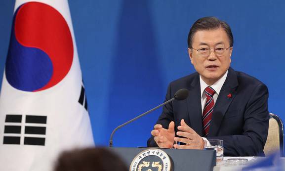 문재인 대통령이 18일 청와대 춘추관에서 열린 신년 기자회견에서 기자의 질문에 답하고 있다. 뉴시스