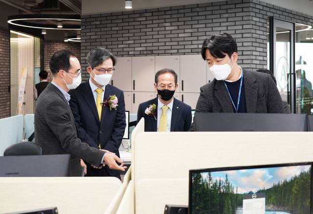 민기식(왼쪽 두번째) 푸르덴셜생명 대표이사 사장과 양종희(〃 세번째) KB금융지주 부회장이 18일 푸르덴셜생명의 스마트오피스를 둘러보고 있다. 이날 푸르덴셜생명은 업계 최초 전사 스마트오피스 구축을 기념하며 오픈식을 개최했다. /사진 제공=푸르덴셜생명