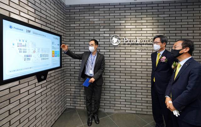 민기식(오른쪽 두번째) 푸르덴셜생명 대표와 양종희 (오른쪽) KB금융지주 부회장이 18일 서울 역삼동 푸르덴셜타워에서 자율 좌석 시스템 이용 방법에 대한 설명을 듣고 있다. /사진 제공=푸르덴셜생명