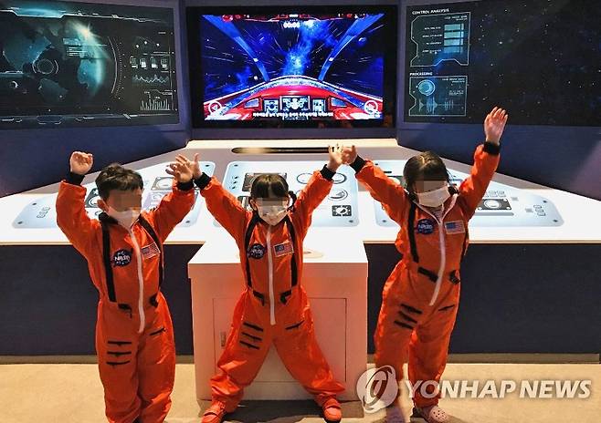 부산 어린이회관 '창의문화복합체험 공간' 변신 (서울=연합뉴스) 부산어린이창의교육관(옛 부산어린이회관) 우주관. 2020.10.28 [부산어린이창의교육관 제공. 재판매 및 DB 금지] photo@yna.co.kr