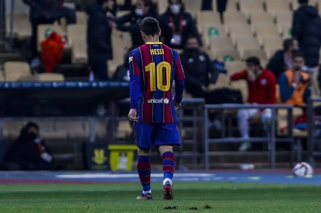 바르셀로나의 리오넬 메시가 프로 데뷔 후 처음으로 레드카드를 받은 뒤 쓸쓸히 경기장을 떠나고 있다. 사진=AP PHOTO