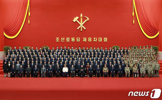 (평양 노동신문=뉴스1) = 김정은 북한 노동당 총비서가 지난 18일 제8기 당 중앙지도기관 성원들과 당 대회장에서 기념사진을 찍었다고 당 기관지 노동신문이 19일 전했다.  [국내에서만 사용가능. 재배포 금지. DB 금지. For Use Only in the Republic of Korea. Redistribution Prohibited] rodongphoto@news1.kr