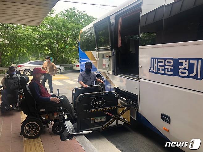경기도는 2020년 한 해 도내 관광지 방문 장애인들의 이동 편의를 위해 휠체어 탑재가 가능한 여행누림버스(2대)를 총 97회에 걸쳐 운영했다.(경기도 제공) © 뉴스1