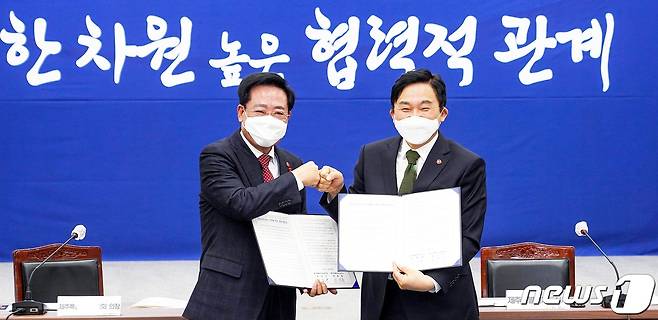 19일 오후 제주도청 탐라홀에서 열린 제주도와 제주도의회의 올해 첫 상설정책협의회에서 원희룡 제주도지사와 좌남수 제주도의회가 합의문을 들고 기념촬영을 하고 있다.(제주도 제공)© News1