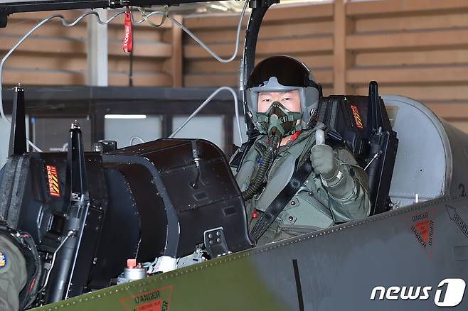 19일 공군 8전투비행단을 방문한 원인철 합참의장.(합참 제공) © 뉴스1