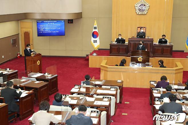 충북도의회 이상식 의원이 19일 388회 충북도의회 임시회 1차 본회의에서 대집행부 질문을 하고 있다.  (충북도의회 제공) ©뉴스1