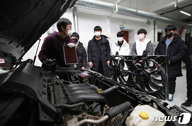 19일 오전 부산 사상구 부산산업학교에서 열린 '고교 윈터스쿨'에 참여한 부산지역 일반고등학교 1~2학년 학생들이 자동차의 원리와 체험 수업을 듣고 있다. 윈터스쿨은 학생들의 창의성 계발과 진로체험의 기회를 제공하기 위해 마련됐다. 2021.1.19/뉴스1 © News1 여주연 기자