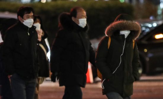 서울 지역에 기온이 급강하 한 18일 저녁 서울 종로구 광화문에서 시민들이 두꺼운 외투를 입고 종종걸음으로 이동하고 있다. / 사진=연합뉴스