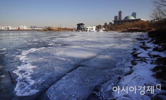 북서쪽에서 들어 온 찬 공기의 영향으로 전국의 기온이 큰 폭으로 떨어지며 한파특보가 발효된 19일 서울 여의도 한강변 꽁꽁 얼어 있다. 이번 추위는 내일 낮부터 차츰 풀리며 평년 기온을 회복할 것으로 예보됐다./김현민 기자 kimhyun81@