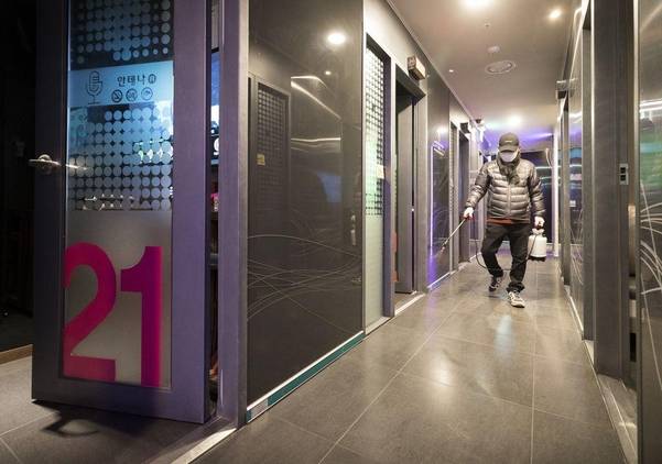 지난 17일 서울 마포구에 위치한 한 코인노래방. 점주가 영업 재개를 앞두고 소독 및 방역작업을 하고 있다. /김지호 기자