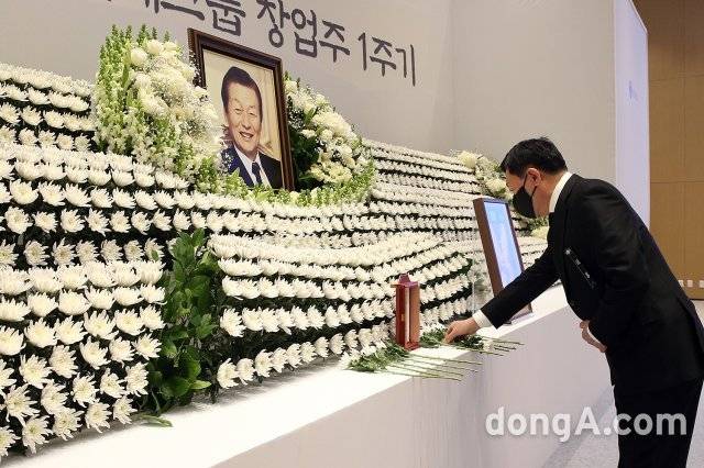 신동빈 롯데 회장이 지난 18일 롯데월드타워에 마련된 제단에 헌화하는 모습.