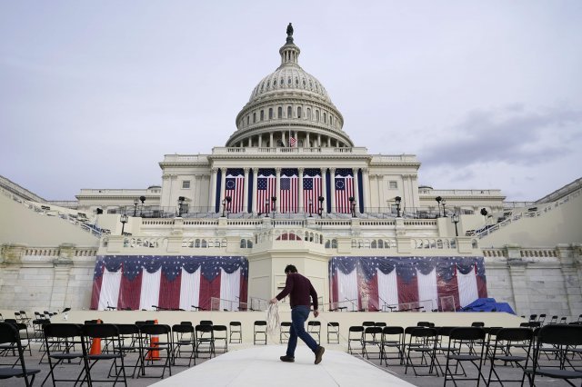 이 곳이 취임식장! 워싱턴 백악관에서 2.5km떨어진 미 국회의사당 앞. 마지막 연단준비가 한창이다. AP 뉴시스