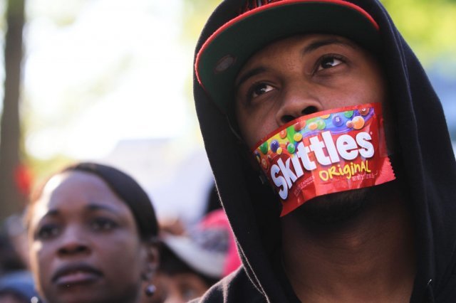 2013년 흑인 소년 트레이본 마틴 총격 사건 후 벌어진 인종차별 반대 시위대의 스키틀즈를 활용한 시위 모습. 뉴욕매거진