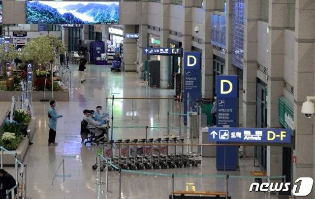 신종 코로나바이러스 감염증(코로나19) 발병 1년을 하루 앞둔 19일 오후 인천국제공항 입국장이 한산한 모습을 보이고 있다. 2021.1.19/뉴스1