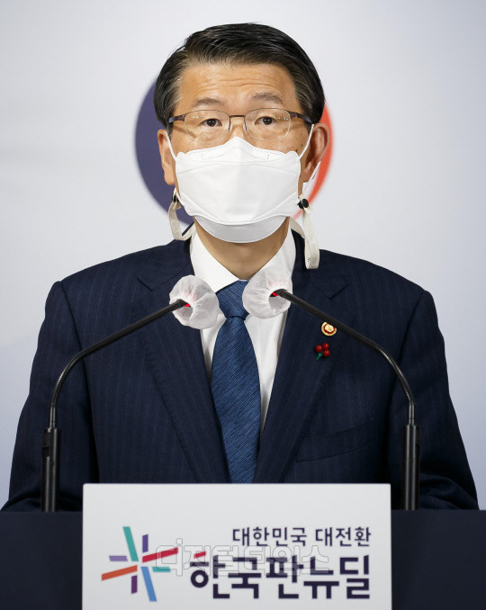 은성수 금융위원장이 지난 18일 서울 종로구 정부서울청사 합동브리핑실에서 2021년 금융위원회 업무계획을 설명하고 있다. (금융위원회 제공)