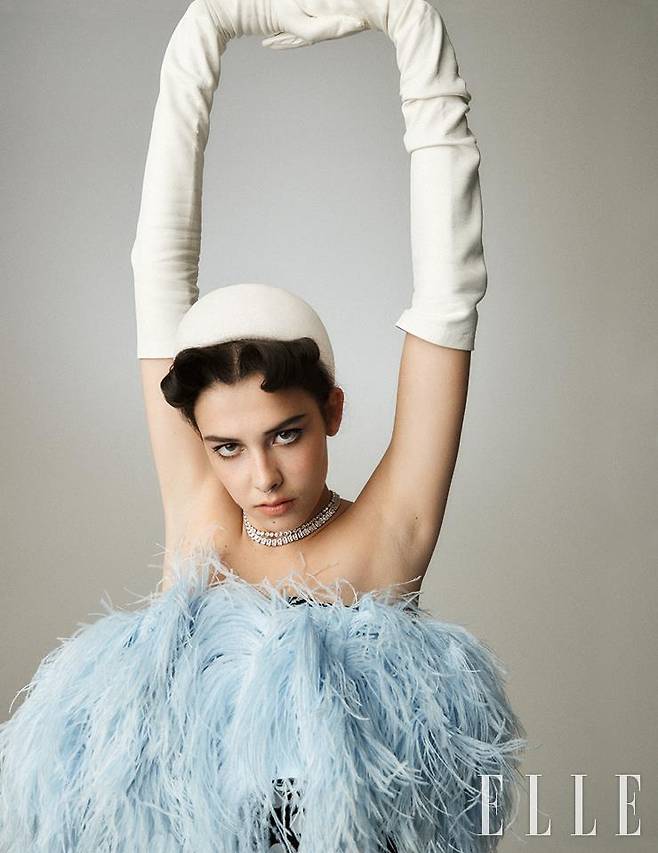 깃털 드레스는 3080파운드, Richard Quinn. 펠트 햇은 665파운드, Emily London. 둥근 크리스털 장식의 네크리스는 38파운드, Butler & Wilson. 다이아몬드 네크리스는 775파운드, Lara Heems. 장갑은 가격 미정, Moschino. 노즈 링은 모델 소장품.