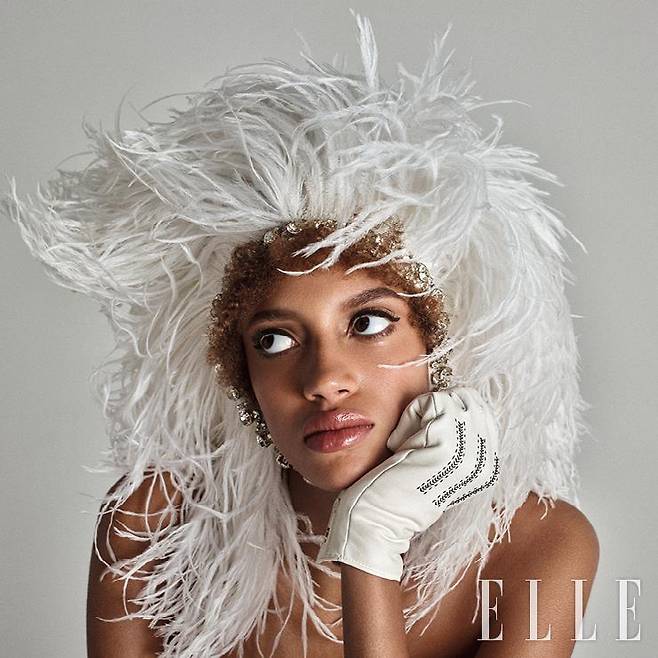 주얼 장식의 깃털 헤드피스는 2925파운드, 8 Moncler Richard Quinn. 화이트 가죽 장갑은 가격 미정, Lanvin.