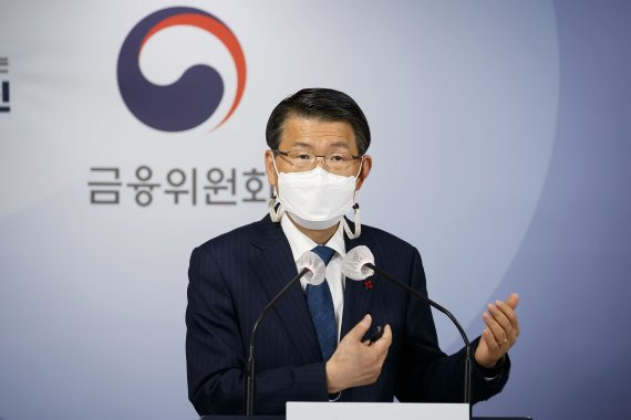 은성수 금융위원장이 지난 18일 서울 종로구 정부서울청사 합동브 리핑실에서 2021년 금융위원회 업무계획을 설명하고 있다.