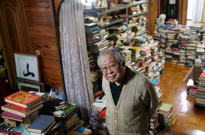 남재희의 경력은 독특하다. 4·19 무렵 잠시 ‘혁신계’ 사람들과 가까이 지냈다고 한다. <조선일보> <서울신문>에서 기자로 일하다 정치에 뛰어들어서는 박정희·전두환·노태우 정부 때 여당 국회의원을 하고 김영삼 정부에서 장관을 지냈다. 노동부 장관 때 법정에 나가 노조 쪽에 유리한 증언을 해 화제가 되기도 했다. 사람을 폭넓게 만나는 것으로도 유명하다. 2014년 11월에는 “진보세력 관찰 60년의 소견”이라는 특별기고문을 <한겨레>에 실었다. 수만권의 장서에 둘러싸인 채 영화 <스타워즈>의 요다를 닮은 표정으로 서 있는 그를 신소영 기자가 사진에 담았다.