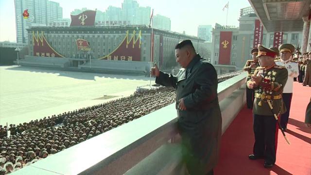 김정은 북한 국무위원장이 지난 16일 김일성광장에서 제8차 당대회 기념 열병식에 참여한 참가자들을 향해 엄지를 치켜세우며 격려하고 있다. 조선중앙TV 캡처 뉴시스