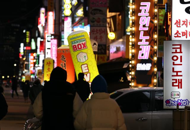 코로나19 확산에 그동안 중단됐던 실내체육시설과 노래연습장, 학원 등 다중이용시설의 운영이 부분적으로 재개된 18일 오후 서울 송파구의 한 코인노래방 간판 네온사인이 켜져 있다. 연합뉴스