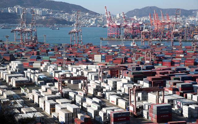 1월 8일 오전 부산 동구 신선대부두 야적장에 컨테이너가 쌓여있다. 뉴스1