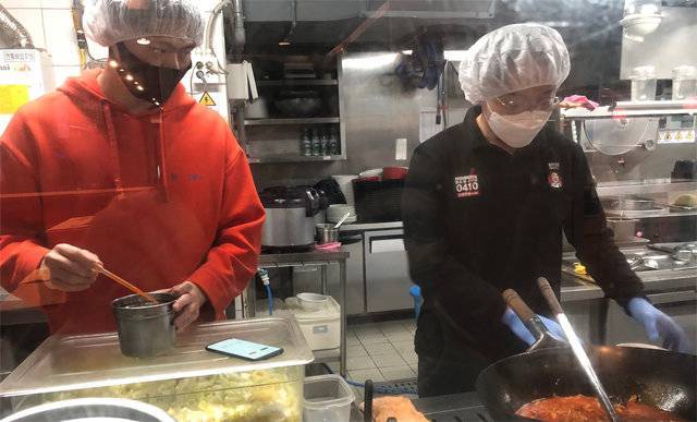 직원들이 실제 홍콩반점 매장에서 짬뽕 맛 감별 테스트를 하고 있다, 출처: 파이퀀트