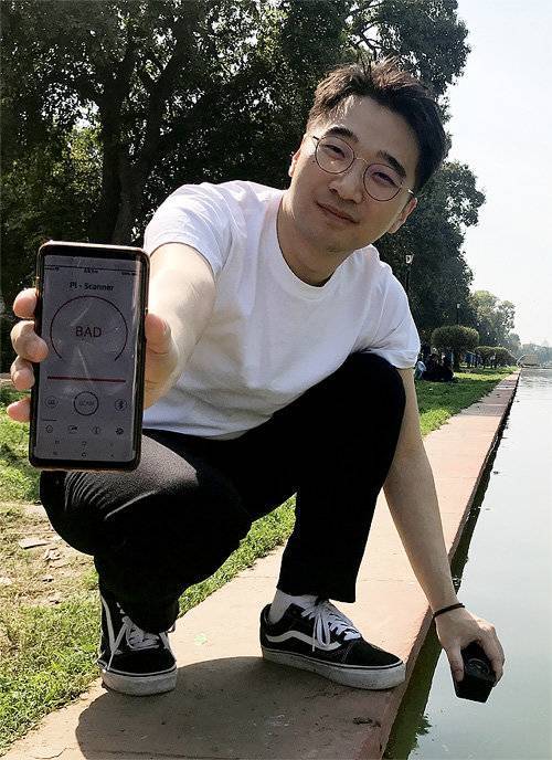 파이퀀트 피도연 대표가 인도 자무나강 수질을 현장에서 검사해 결과를 보여주고 있다, 출처: 파이퀀트