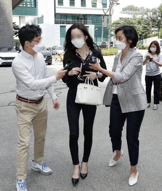 '비아이 마약 의혹' 공익제보자 A씨가 지난해 6월 서울 서초구 중앙지방검찰청에서 검찰 조사에 응하기 전 취재진 질의에 답하고 있다. 뉴스1