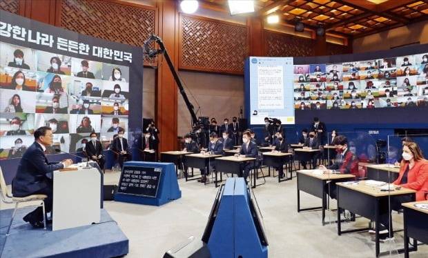 문재인 대통령이 18일 청와대 춘추관에서 열린 신년 기자회견에서 김형호 한국경제신문 기자의 질문에 답변하고 있다. 이날 기자회견은 코로나19 확산에 따라 사상 최초로 온·오프라인 혼합 방식으로 열렸다.  허문찬 기자 sweat@hankyung.com