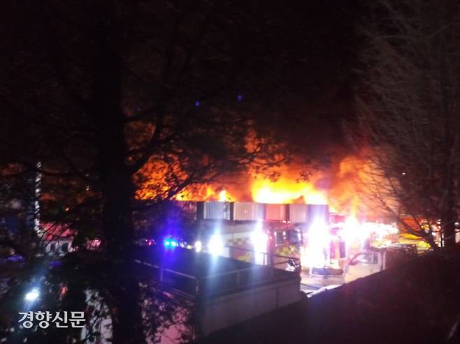 인천 연수구 중고차수출단지에 수출을 위해 보관중인 중고차들이 불에 타고 있다.|인천시 소방본부제공