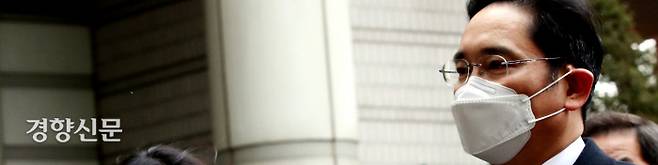 이재용 삼성전자 부회장이 지난 18일 오후 서울 서초구 서울고등법원에서 열린 국정농단’사건 파기환송심 선고 공판에 출석하고 있다. 김기남 기자